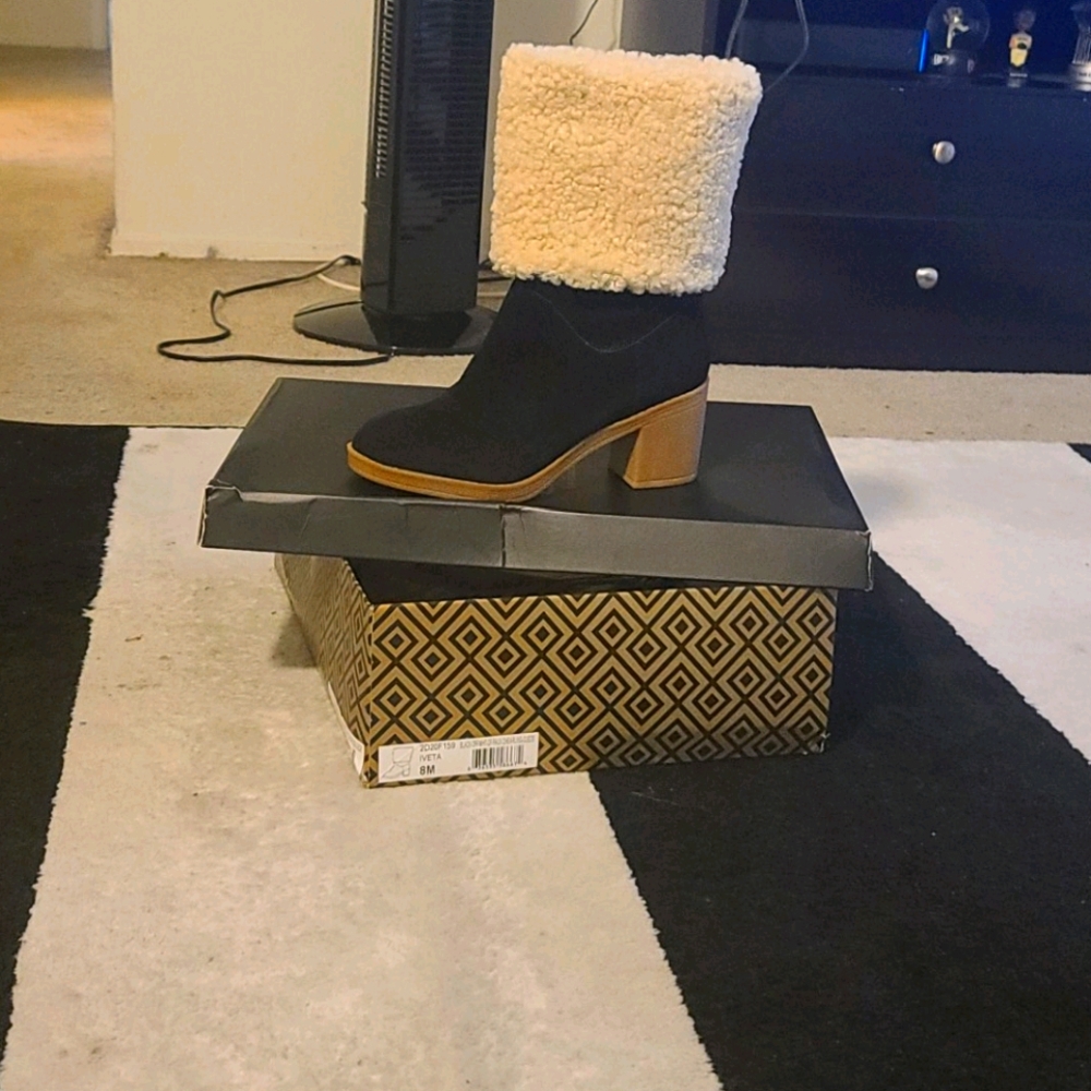 Charles David ankle booties! Size 8M